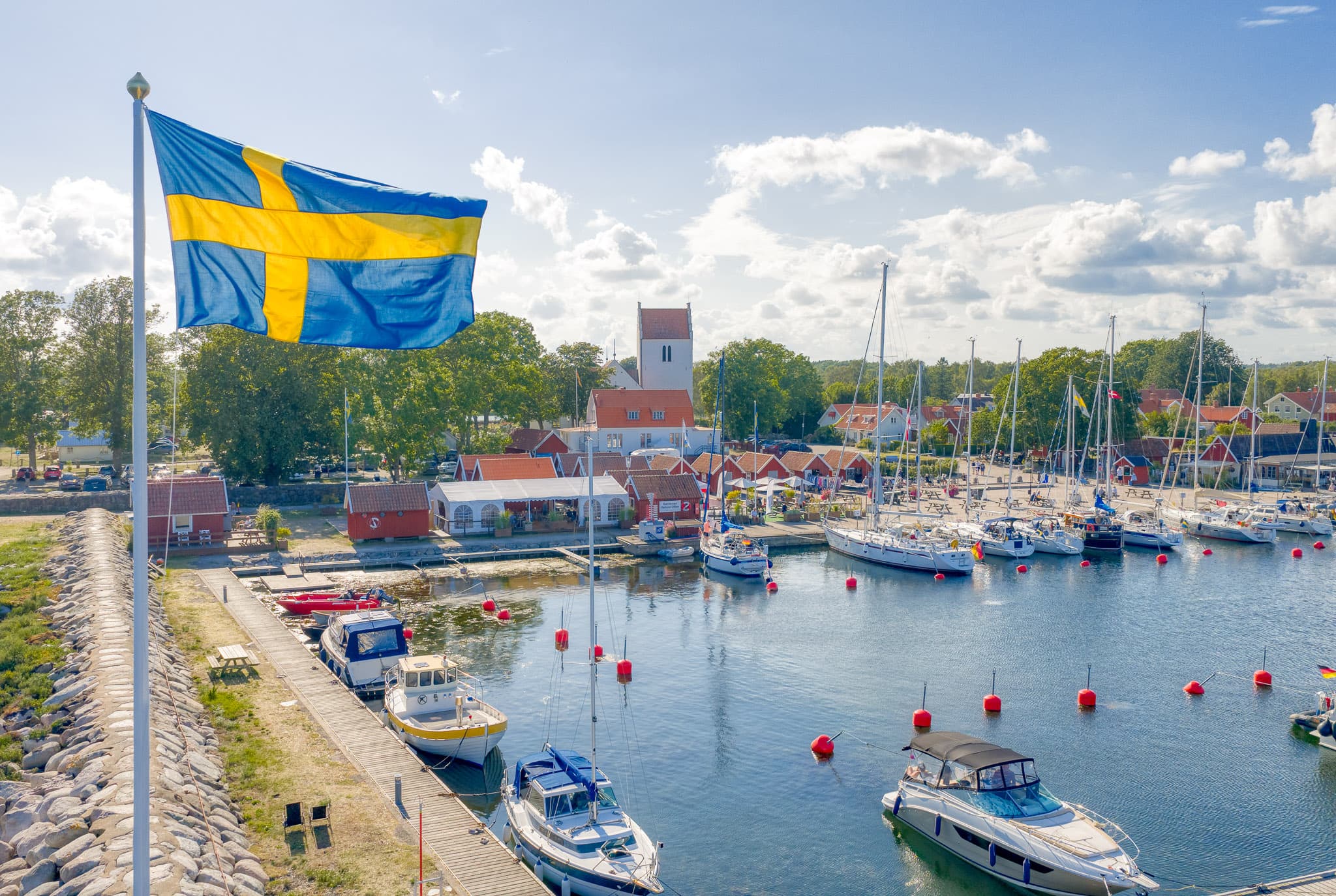 Kristianopel Gästhamn med svenska flaggan