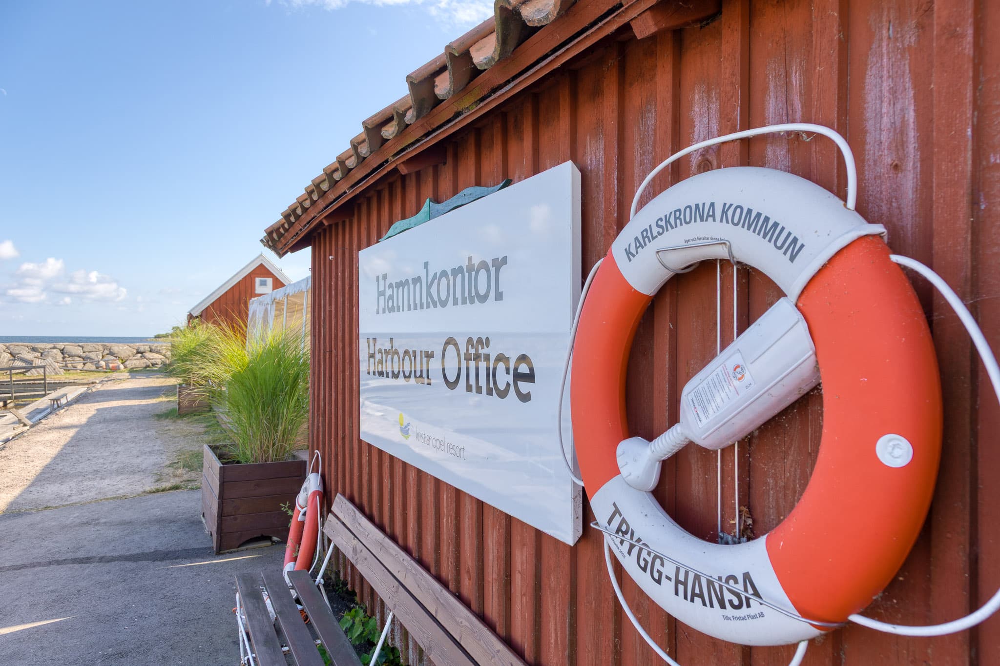 Kristianopels hamnkontor med livboj