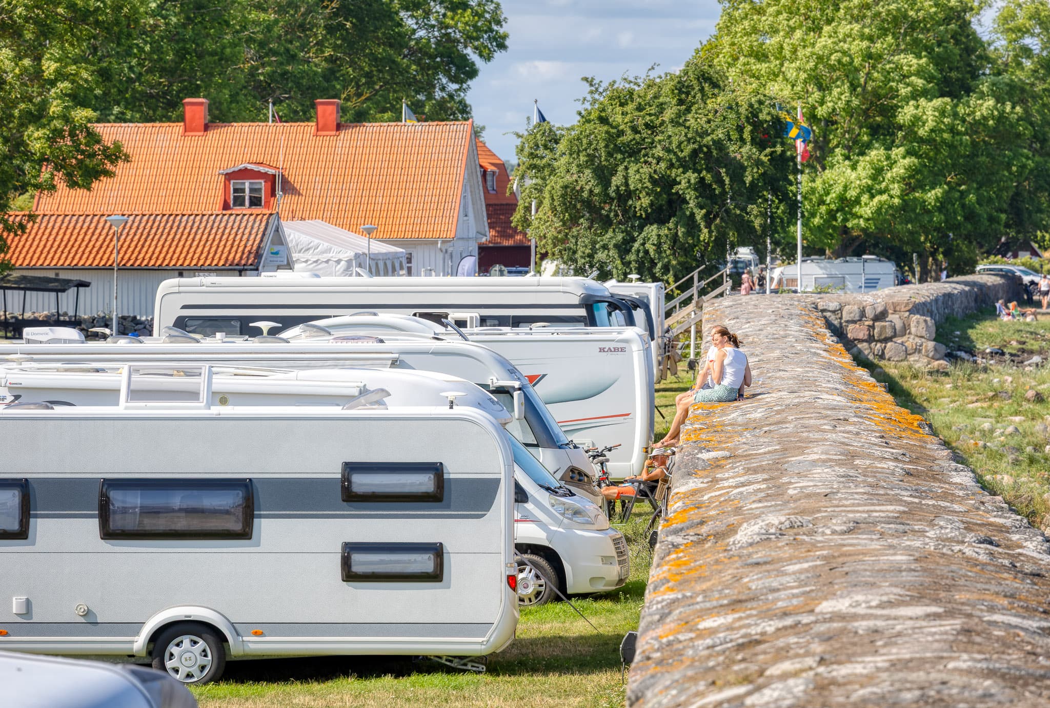 Campingplatsen med gröna ytor